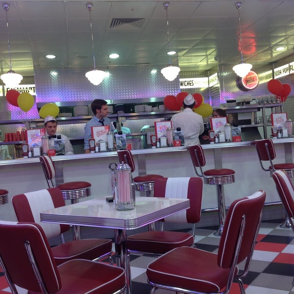 Photo taken at Johnny Rockets by ☭Ⓚⅰℜⅰℒℒ☭ Ⓖ. on 4/26/2013