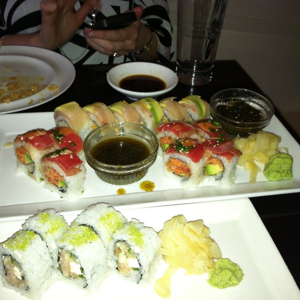 รูปภาพถ่ายที่ Sushi Sasa โดย Stephen B. เมื่อ 4/21/2013