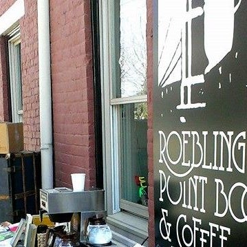Das Foto wurde bei Roebling Point Books &amp; Coffee von Roebling Point Books &amp; Coffee am 6/4/2014 aufgenommen