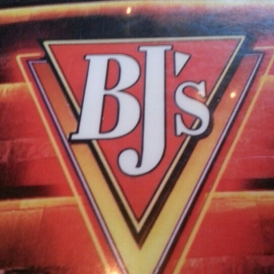 Photo taken at BJ&#39;s Restaurant &amp; Brewhouse by Fahad F. on 12/21/2012