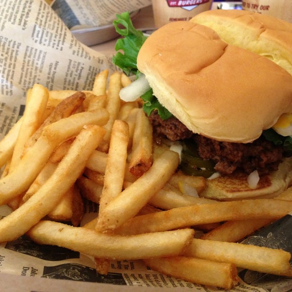 Photo taken at Jake&#39;s Wayback Burgers by Говард Г. on 2/2/2013