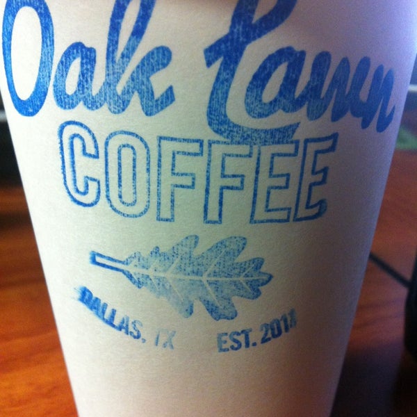 รูปภาพถ่ายที่ Oak Lawn Coffee โดย Brooks H. เมื่อ 6/12/2013