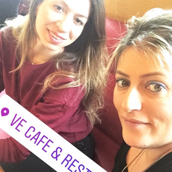 Photo prise au Ve Cafe &amp; Restaurant par Eda A. le2/2/2018