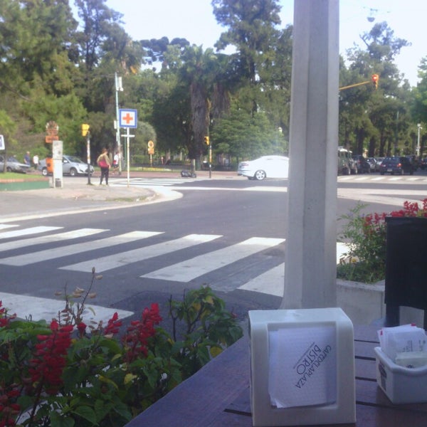 11/9/2013 tarihinde jorge c.ziyaretçi tarafından Café de la Plaza Bistro'de çekilen fotoğraf