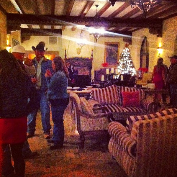 รูปภาพถ่ายที่ The Holland Hotel โดย Julie M. เมื่อ 12/21/2012
