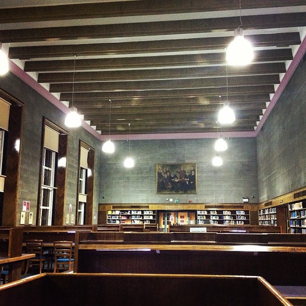 รูปภาพถ่ายที่ Harold Cohen Library โดย Matias G. เมื่อ 1/29/2013