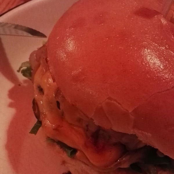 Foto tirada no(a) Otto&#39;s Burger por P K. em 8/13/2018