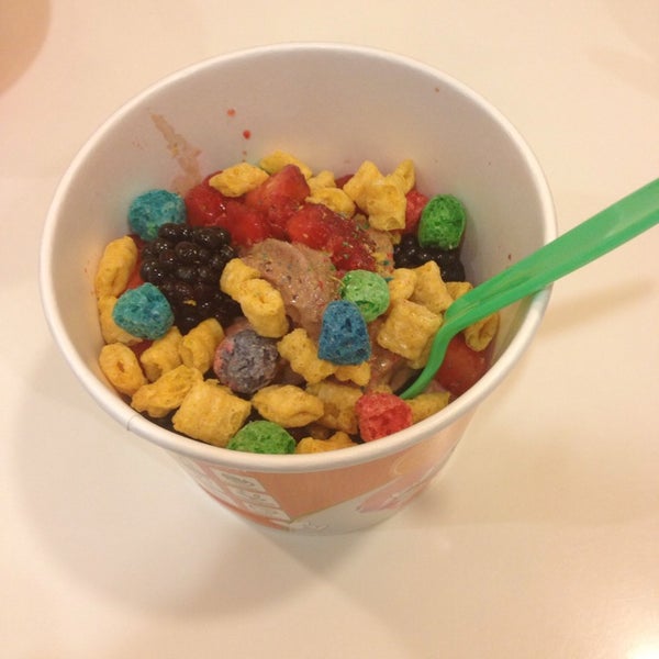 9/19/2013にKristin L.がTutti Frutti Frozen Yogurtで撮った写真