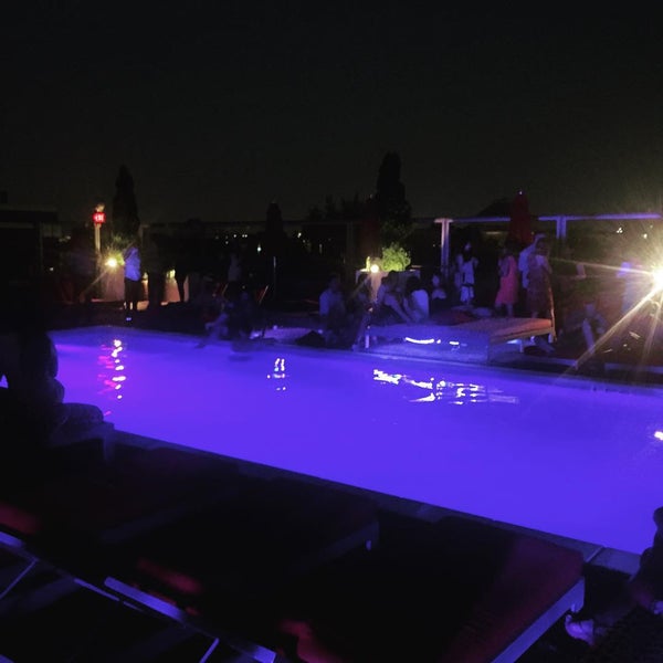 Foto tirada no(a) Penthouse Pool and Lounge por Eric S. em 8/6/2015