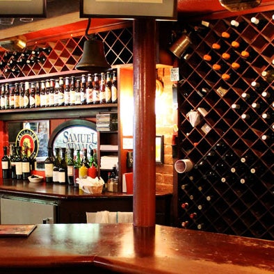 Foto tirada no(a) Shays Pub &amp; Wine Bar por Shays Pub &amp; Wine Bar em 11/6/2014