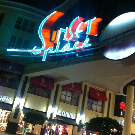 รูปภาพถ่ายที่ The Shops at Sunset Place โดย Stephania A. เมื่อ 1/11/2013