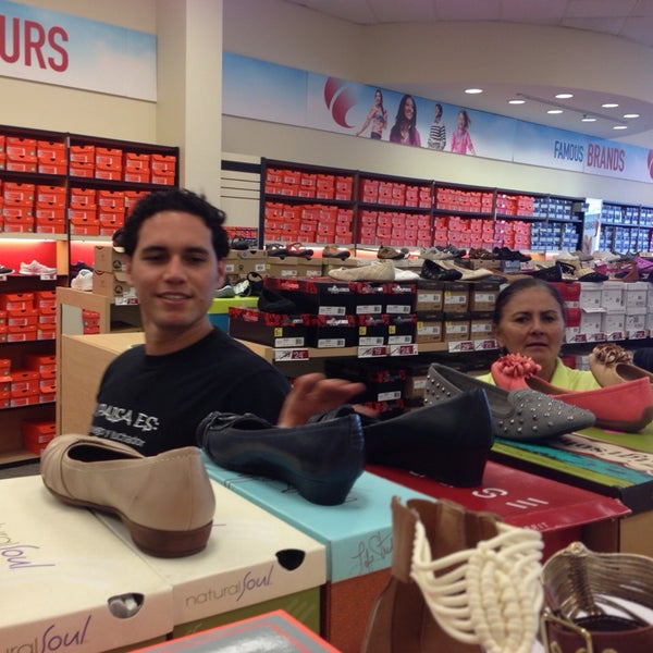 Famous Footwear Queen Village Pennsport 312 ziyaretçidan 3 tavsiye