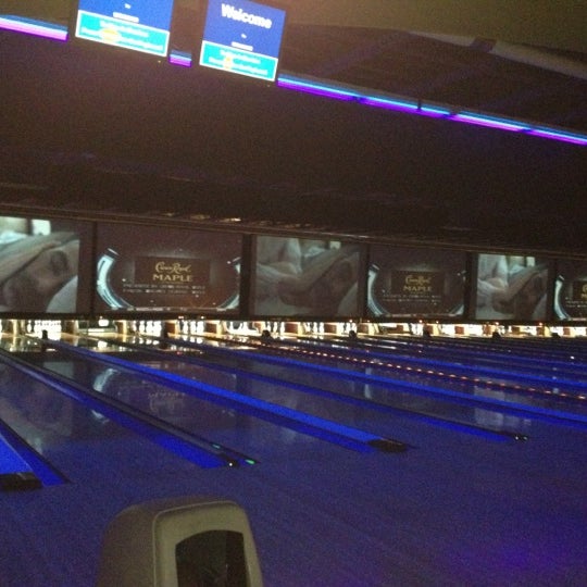 รูปภาพถ่ายที่ 10Pin Bowling Lounge โดย Annette M. เมื่อ 12/8/2012