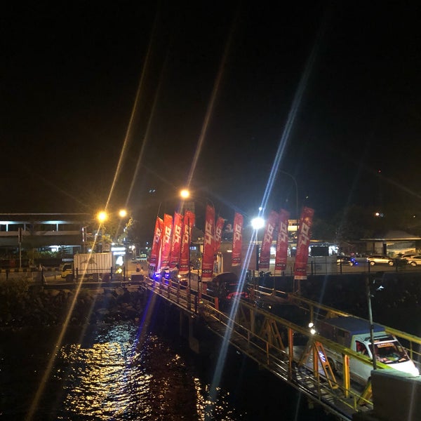 Foto diambil di Pelabuhan Penyeberangan Ketapang oleh Pradikta Dwi A. pada 8/18/2019