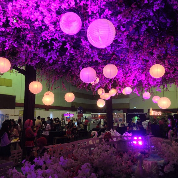 Supermal Surabaya Convention Center Babatan 593 pengunjung