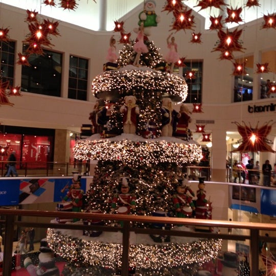 Das Foto wurde bei Aventura Mall Fountain von Ev G. am 12/28/2012 aufgenommen