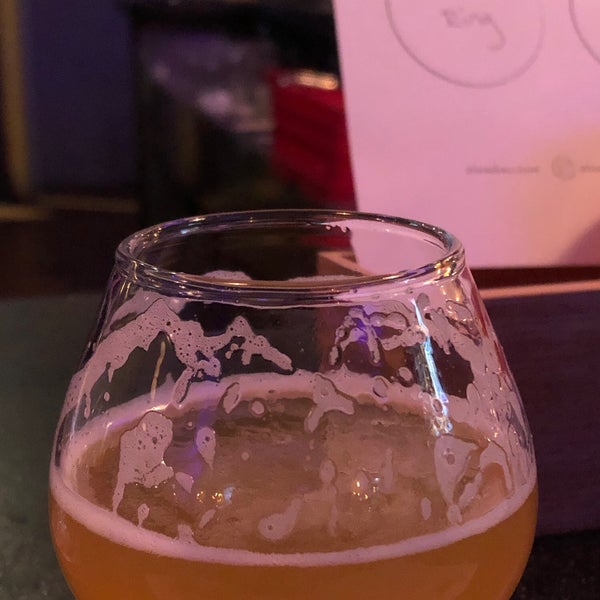Foto tirada no(a) Somerville Brewing (aka Slumbrew) Brewery + Taproom por Austin D. em 3/10/2019