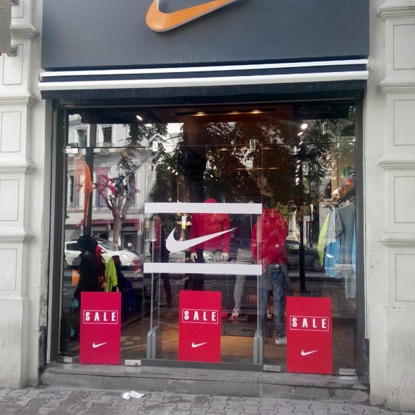 Nike Store - Commerce de détail d'articles de sport