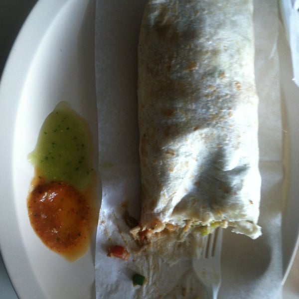 Foto diambil di Los 3 Burritos oleh Heather S. pada 12/30/2012