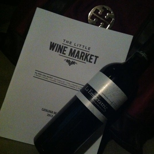 Foto tirada no(a) The Little Wine Market por Aida I. em 12/16/2012
