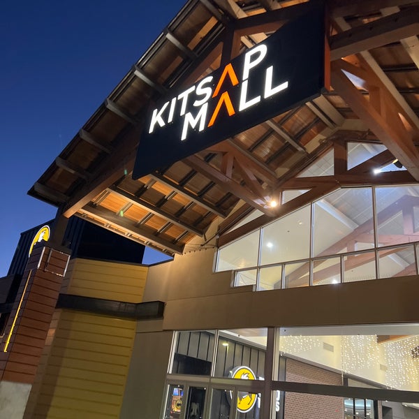 Foto tirada no(a) Kitsap Mall por World Travels 24 em 11/26/2023