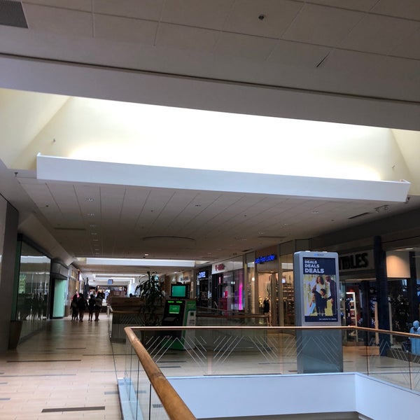 7/26/2018 tarihinde World Travels 24ziyaretçi tarafından Oak Park Mall'de çekilen fotoğraf