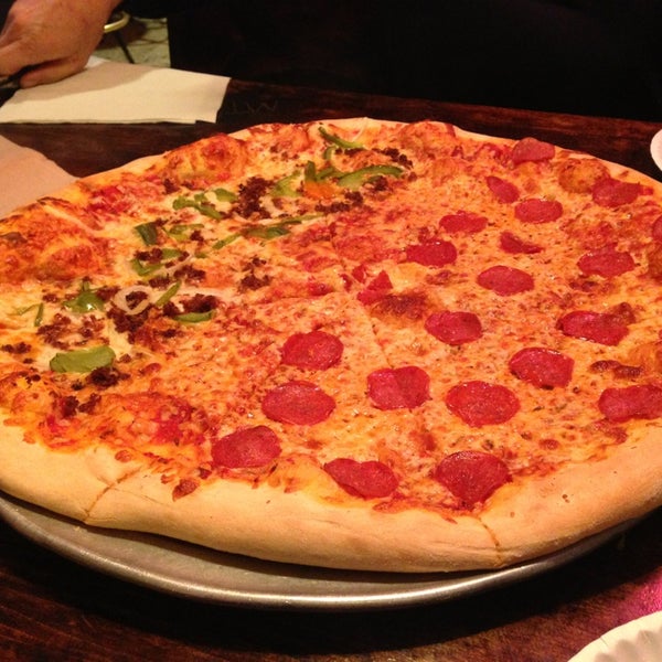 Снимок сделан в The Pizza Joint пользователем Nichole G. 12/27/2012