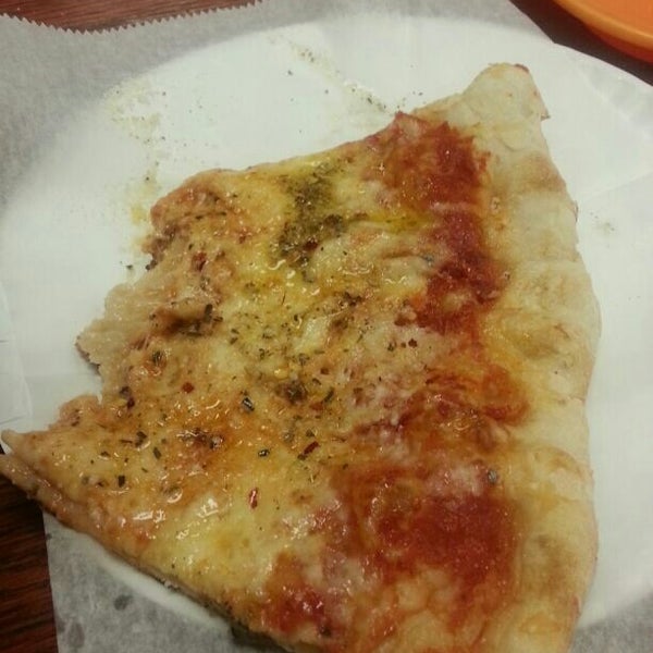 รูปภาพถ่ายที่ Polito&#39;s Pizza โดย Fernando L. เมื่อ 5/29/2013