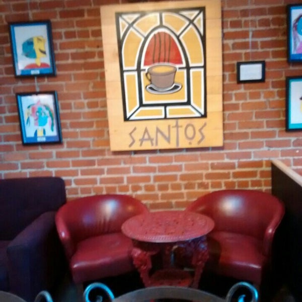 รูปภาพถ่ายที่ Santos Coffee House โดย Virginia B. เมื่อ 3/9/2016