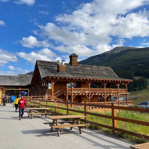 Photo taken at Lake Louise Ski Area &amp; Mountain Resort by Xavier K. on 8/24/2022