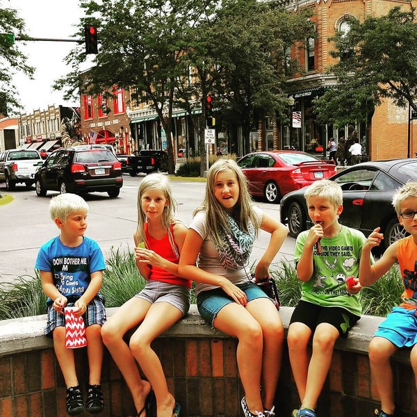 Foto tomada en Main Street Square  por Matt G. el 7/21/2015
