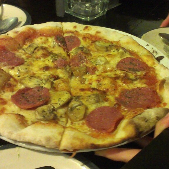 Foto tirada no(a) Farango Pizzeria por Rahus L. em 3/14/2013