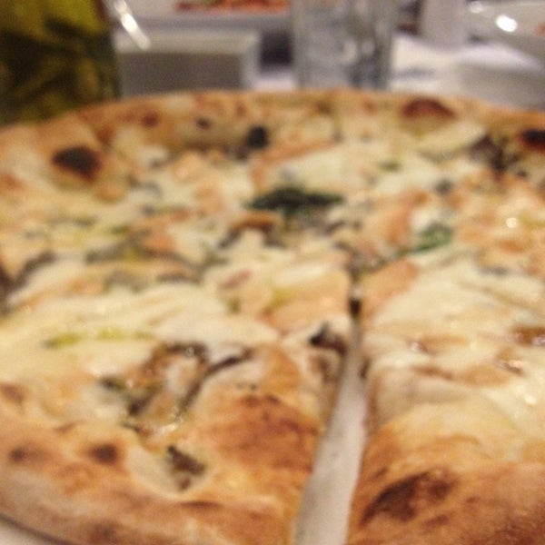 10/5/2013 tarihinde Hazaa A.ziyaretçi tarafından Brandi Pizzeria'de çekilen fotoğraf