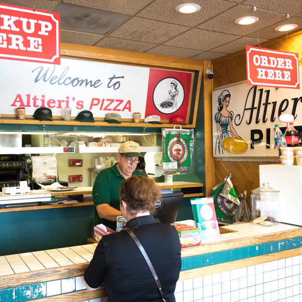 Das Foto wurde bei Altieri&#39;s Pizza von Altieri&#39;s Pizza am 7/11/2017 aufgenommen