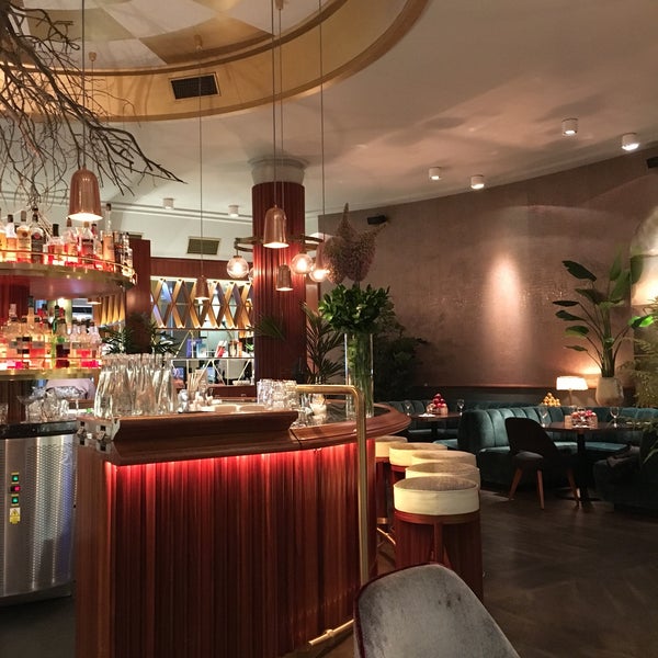 รูปภาพถ่ายที่ Como restaurant &amp; cocktail bar โดย Giambattista M. เมื่อ 3/14/2017