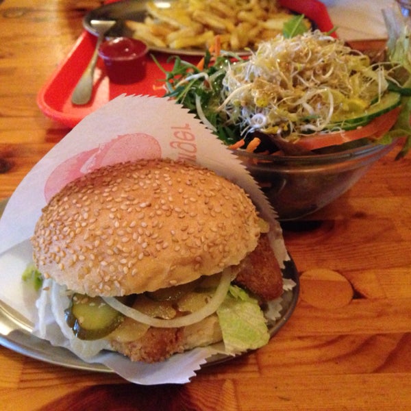 Burgers veganas o vegetarianas y patatas estupendas, también tienen ensaladas y postres. Repetimos 👌