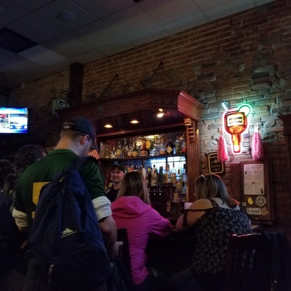 Снимок сделан в Hamilton&#39;s Bar &amp; Grill пользователем Ellen S. 4/20/2018