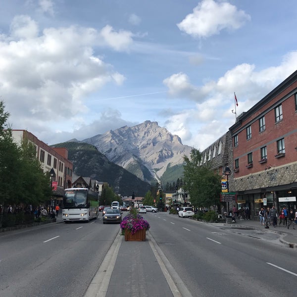 Foto diambil di Town of Banff oleh Benben B. pada 8/13/2019