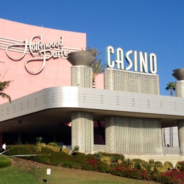 Photo prise au Hollywood Park Casino par Natalie U. le9/1/2014