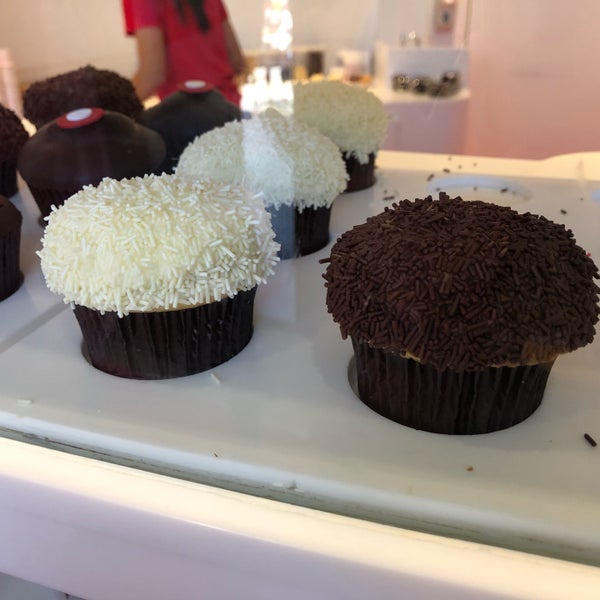 Снимок сделан в Sprinkles Cupcakes пользователем Natalie U. 5/5/2019