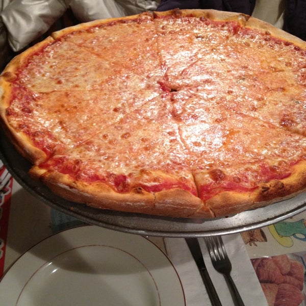Foto tirada no(a) Napoli Pizza &amp; Pasta por Dana H. em 1/25/2013