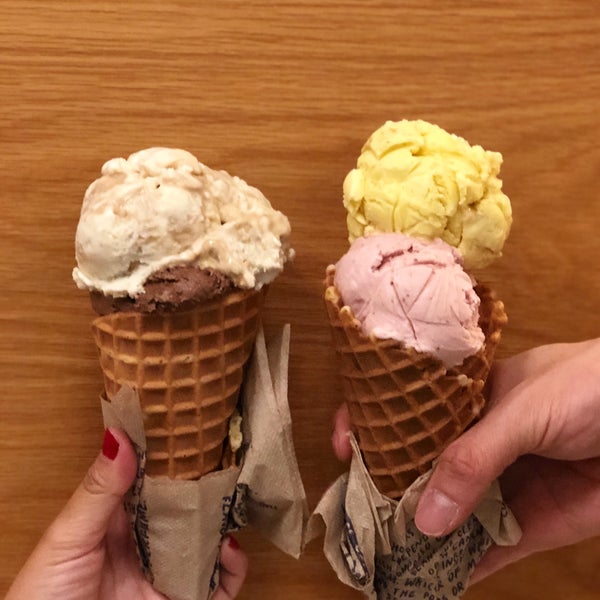 Снимок сделан в Jeni&#39;s Splendid Ice Creams пользователем Frances L. 5/11/2018