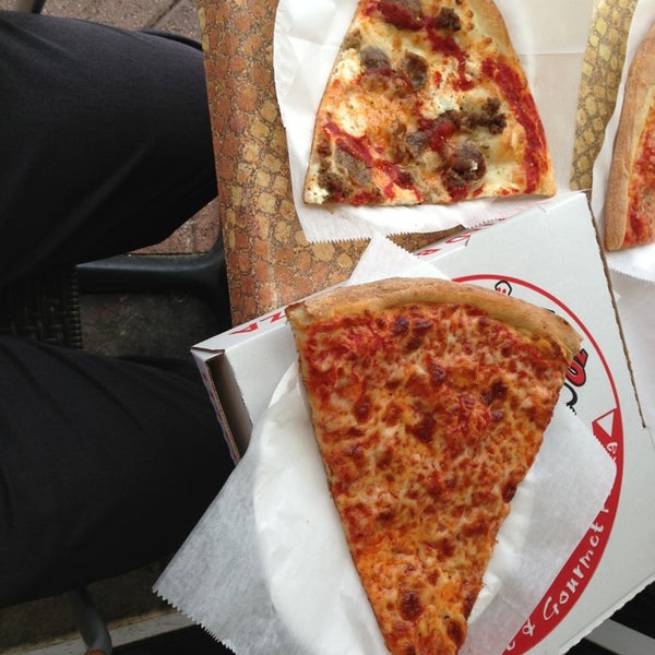 1/22/2013 tarihinde Brian W.ziyaretçi tarafından Pizza Girls WPB'de çekilen fotoğraf