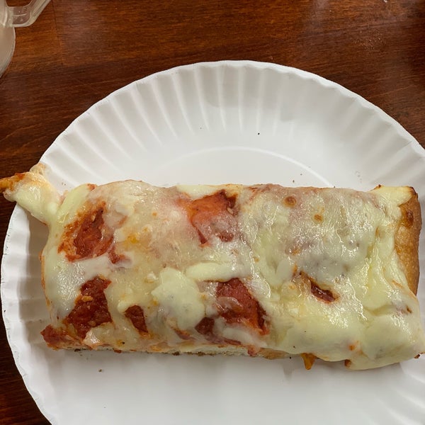Foto diambil di Famous Ben&#39;s Pizza of SoHo oleh Kristen M. pada 10/7/2019