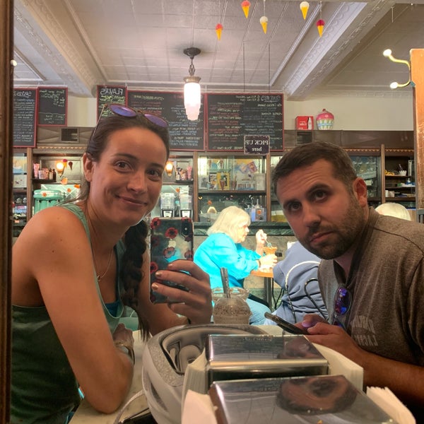 Foto diambil di Klavon&#39;s Ice Cream Parlor oleh Kristen M. pada 9/25/2019
