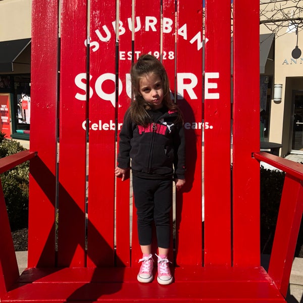 Foto tirada no(a) Suburban Square por Rick em 3/4/2018