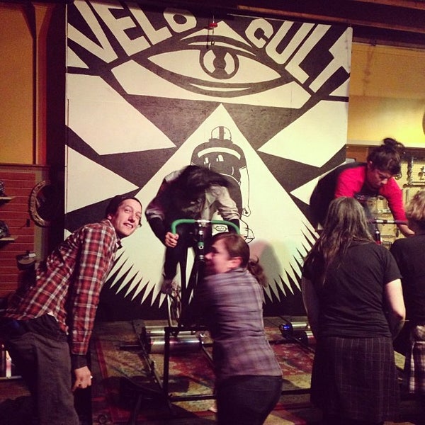 2/2/2013 tarihinde Jane H.ziyaretçi tarafından Velo Cult Bicycle Shop &amp; Bar'de çekilen fotoğraf