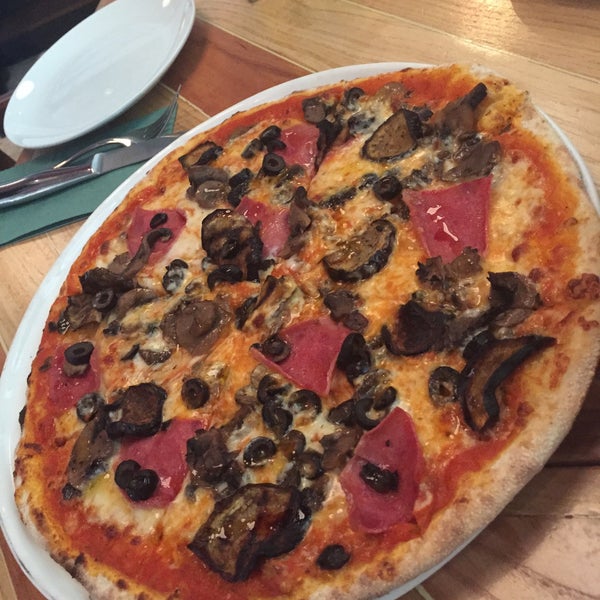 Foto diambil di PepperJam Gourmet Pizza oleh Gamze C. pada 1/20/2015