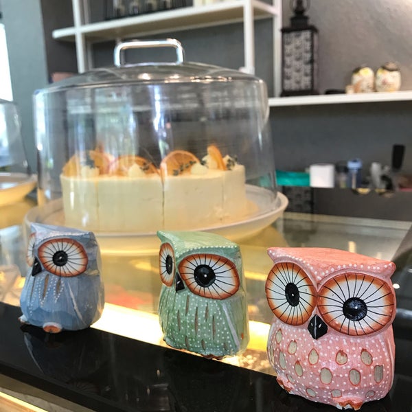 Photo taken at The Owls Cafe at One Space by HooiLing O. on 5/1/2019