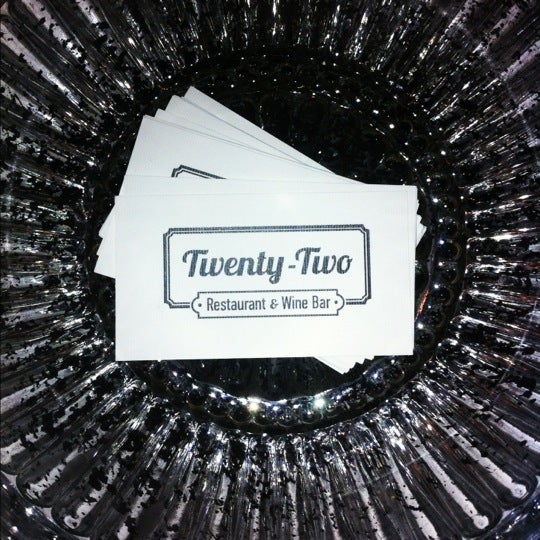รูปภาพถ่ายที่ Twenty-Two โดย Tatiana K. เมื่อ 2/8/2013